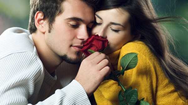 www.GetBg.net_Saint_Valentines_Day_A_romantic_couple_013598_