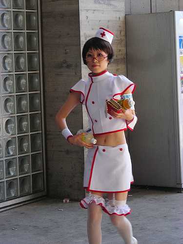 Японская девушка. На медсестру, что- то не сильно похожа.